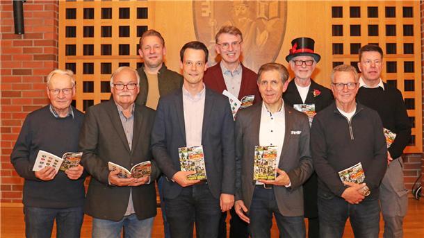 Ihnen gebührt die Anerkennung der Jahrbuch-Leser: die Mitglieder der Arbeitsgruppe und die Autoren der aktuellen Ausgabe Ralf Hube (von links), Jürgen Bösch, Henning Müller, Sönke Kosicki, Michael Ehrhardt, Jürgen Rode, Hans Wilhelm Peper, Rainer Klöfkorn und Lars Sandweg-Jüssow.