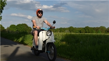 Ihno Zok aus Schiffdorf auf seiner Schwalbe. Der junge Familienvater liebt die Ausfahrten mit dem Oldtimer. Leider kommt er immer seltener dazu, auf die Maschine zu steigen.
