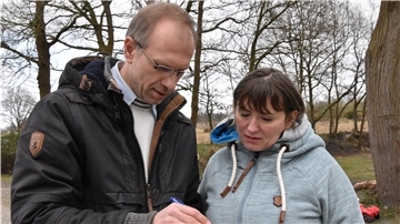 Ihor Petrov redet mit Flüchtlingen aus der Ukraine.