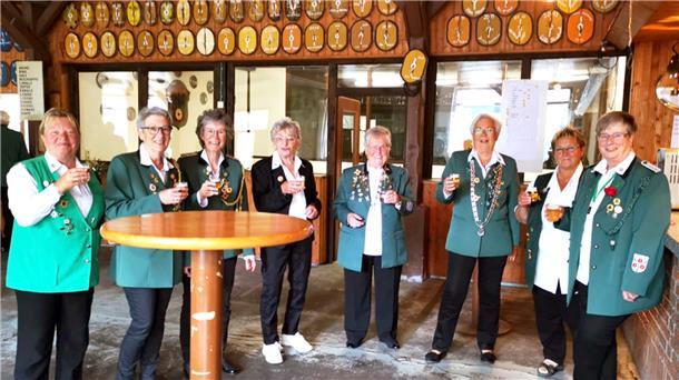 Ihr 60-jähriges Bestehen feiert in diesem Jahr die Damenabteilung des Schützenvereins Loxstedt. Hier lassen die Aktiven gerade erfolgreiche Schützinnen hochleben. Mit Elke Kliebisch (rechts), Karin Kauffmann (3. von rechts), Inge Eidam (links) und Ute Kobbenbring (3. von links) liegt auch die Leitung des gesamten Schützenvereins Loxstedt heute in Frauenhand.