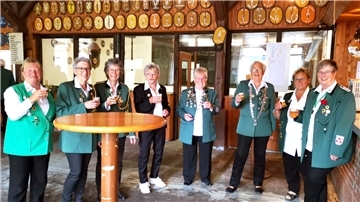 Ihr 60-jähriges Bestehen feiert in diesem Jahr die Damenabteilung des Schützenvereins Loxstedt. Hier lassen die Aktiven gerade erfolgreiche Schützinnen hochleben. Mit Elke Kliebisch (rechts), Karin Kauffmann (3. von rechts), Inge Eidam (links) und Ute Kobbenbring (3. von links) liegt auch die Leitung des gesamten Schützenvereins Loxstedt heute in Frauenhand.