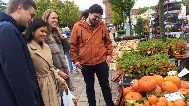 Buntes Herbstfest lockt Tausende nach Geestemünde Geestemünder Herbstfest 2022: Neu-Bremerhavener genießen das bunte Treiben auf dem Bremerhavener Konrad-Adenauer-Platz.
