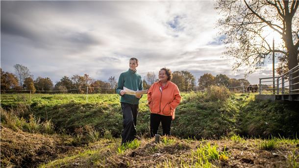 Zwei Menschen, Dr. Susanne Gatti und Malte Wördemann, stehen im Fehrmoor.