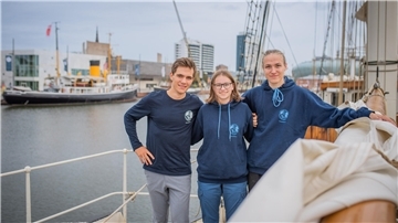 Ihr „segelndes Klassenzimmer“ legt Sonnabend ab: Leopold (von links), Anni und Moritz sind nur drei von 44 Schülern an Bord der „Gulden Leeuw“.