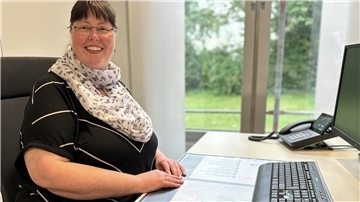 Ihre fröhliche Art ist ansteckend, sagt der OOWV: Nadine Timling arbeitet seit 25 Jahren bei dem Verband - seit 2016 im Kundenservice.
