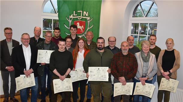Ihre Jägerbriefe erhielten diese neuen Jungjägerinnen und Jungjäger von (hintere Reihe von links) Kreisjägermeister Stefan Leihsa und dem Vorsitzenden der Kreisjägerschaft, Jörg Kuck.