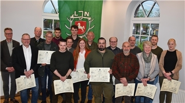 Ihre Jägerbriefe erhielten diese neuen Jungjägerinnen und Jungjäger von (hintere Reihe von links) Kreisjägermeister Stefan Leihsa und dem Vorsitzenden der Kreisjägerschaft, Jörg Kuck.