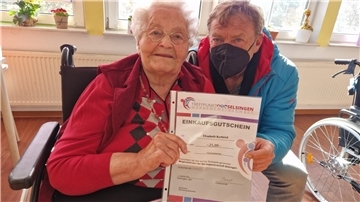 Ihre Urkunde für 25-jährige Mitgliedschaft im SoVD erhielt Elisabeth Burfeind vom Ortsverbandsvorsitzenden Theo Vonk. Der hatte die Seniorin dafür im Pflegeheim besucht.
