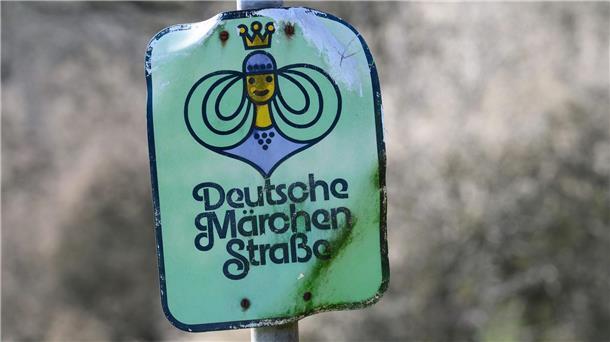 Ihren 50. Geburtstag feiert jetzt die Deutsche Märchenstraße, die vom hessischen Main bis nach Bremen führt und über 60 Städte und Gemeinden mit besonderem Bezug zu Märchen, Sagen und Legenden verbindet.