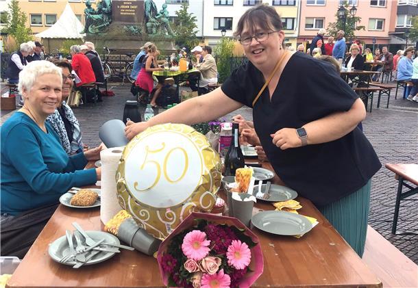 Geburtstagstisch open air: Anja Niesczeri feiert beim öffentlichen Bürgerbrunch auf Bremerhavens Theodor-Heuss-Platz ihren 50. Geburtstag um ein Dreivierteljahr verspätet nach, für den guten Zweck. 