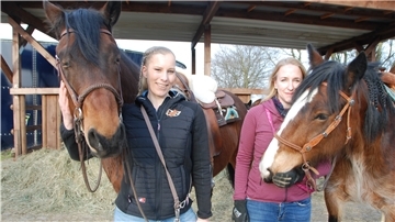 Ihren Ausritt im „Rosengarten“ werden Vanessa Hahn (links) und Katharina Tietje so schnell nicht vergessen: An die von ihnen geschilderte Auseinandersetzung mit dem Jäger denken die beiden Damen immer wieder.