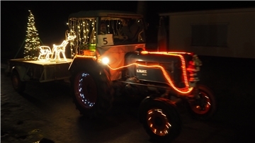 Ihrer Kreativität ließen die Landwirte bei der Lichter-Aktion freien Lauf. Jeder Trecker hatte seine ganze besondere Note.
