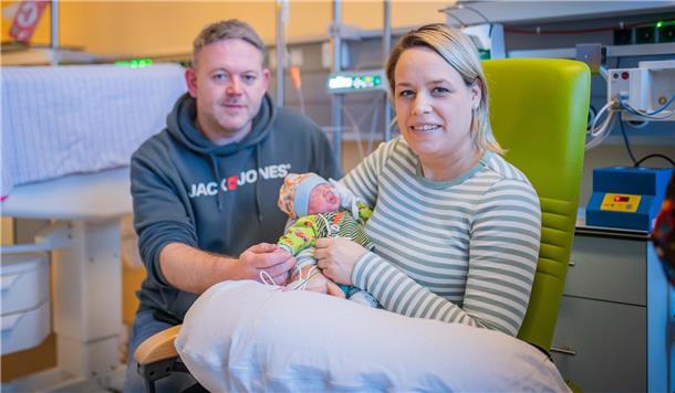 Ilka Cronshagen und Sven Ortmann aus dem Cuxland sind überglücklich, dass ihr Sohn Lian die überstürzte Geburt so gut überstanden hat. Weil das „Neujahrsbaby“ gut fünf Wochen zu früh zur Welt drängte, wird es noch auf der Neonatologie, der „Frühchen“-Station, am Klinikum Reinkenheide versorgt.