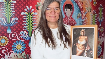 Ilka D’Alessandro mit einem Bild der Pro-Age-Vertreterin Caroline Ida Ours, die für ein neues Körperbewusstsein gerade der älteren Frauen wirbt.