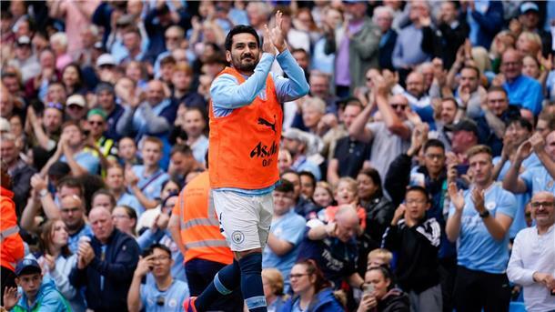 Gündogan gibt Comeback bei Man City - Hürzeler feiert Sieg Ilkay Gündogan wird beim Aufwäremne von den Fans gefeiert.