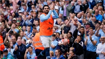Ilkay Gündogan wird beim Aufwäremne von den Fans gefeiert.