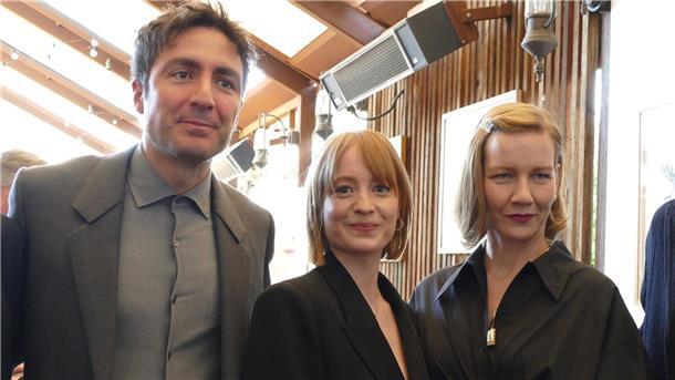 Ilker Çatak (l-r), Leonie Benesch und Sandra Hüller nehmen am Empfang von German Films in Los Angeles teil.