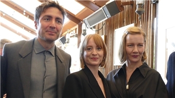Ilker Çatak (l-r), Leonie Benesch und Sandra Hüller nehmen am Empfang von German Films in Los Angeles teil.
