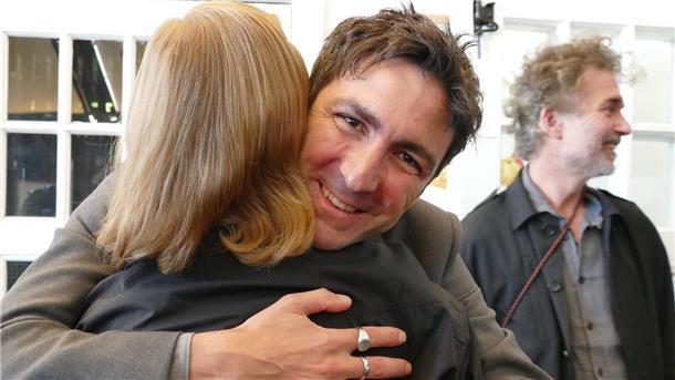 Ilker Çatak und Sandra Hüller begrüßen sich beim German-Films-Empfang.