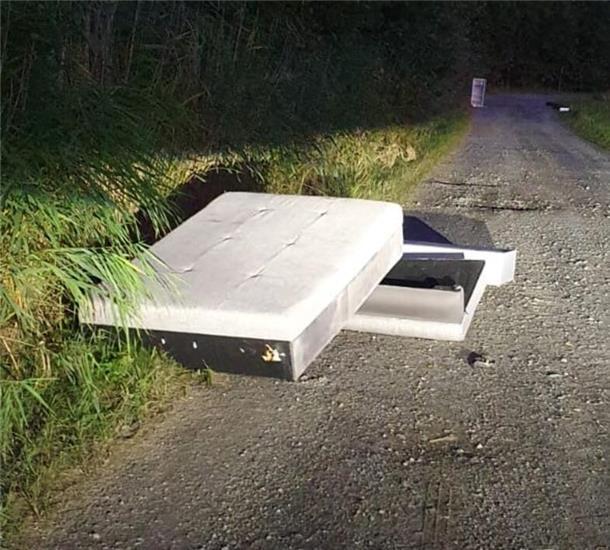 Illegal entsorgter Müll liegt auf einem Feldweg