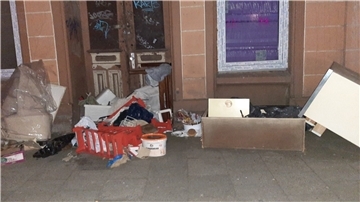 Illegaler Müll in der Moltkestraße. Ein Vor-Ort-Termin im Goethequartier soll helfen, Lösungen für das Dauerproblem zu finden.