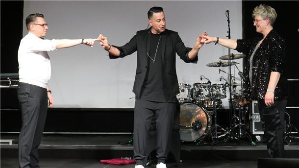 Illusionist Farid stellt die Wahrnehmung von Michael und Martina Schröder auf die Probe.