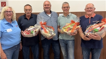 Ilse Carstens-Rillox vom DRK-Ortsverein Selsingen freut sich über die Jubiläums-Blutspender (von links) Reinhard Wilshusen, Harald Stiebitz, Hans-Jürgen Refinger und Hans-Wilhelm Wohlers.