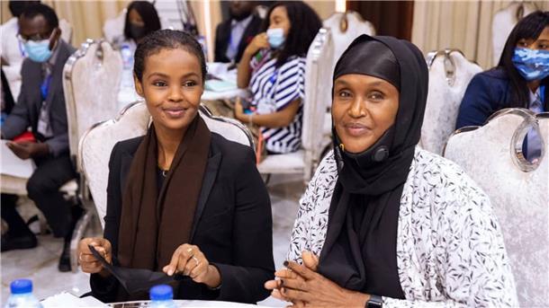 Ilwad Elman (l) und Fartuun Adan sind somalische Menschenrechtsverteidigerinnen, die gemeindenahe Projekte zur Friedenskonsolidierung leiten.