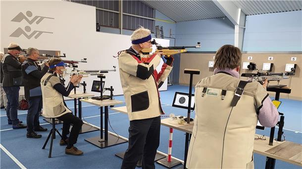 Sportschützen trainieren an einer neuen Schießsportanlage in Nordenham. Im 71. Jahr ihres Vereinsbestehens hat für die Nordenhamer Sportschützen eine neue Ära begonnen. 