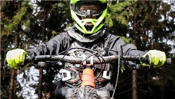 Im Affenzahn fliegt er den Berg hinunter. Legt sich in scharfe Kurven, springt über Rampen und Steine. Purer Nervenkitzel. „In diesen Momenten ist man vollgepumpt mit Adrenalin“, sagt Downhiller Matthis Krey.