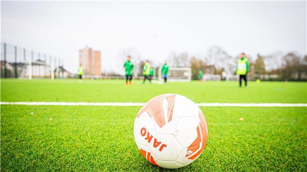 Im Amateurbereich ruht der Ball auf den Sportplätzen des Landes. Die Coronakrise zwingt die unterschiedlichen Ligen zu einer Zwangspause.