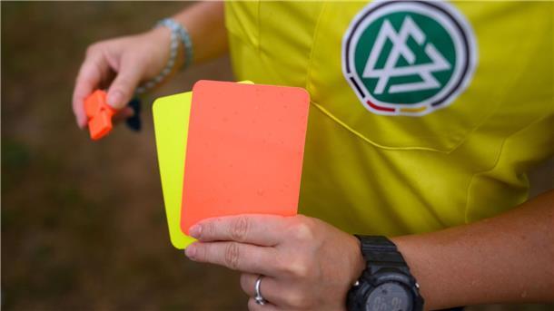 Im Amateurfußball in Deutschland wurden in der vergangenen Saison weniger Spiele abgebrochen als ein Jahr zuvor.