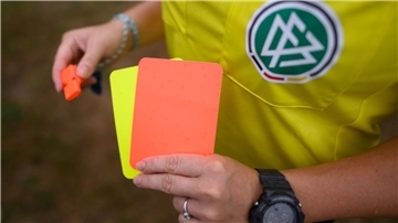 Im Amateurfußball in Deutschland wurden in der vergangenen Saison weniger Spiele abgebrochen als ein Jahr zuvor.
