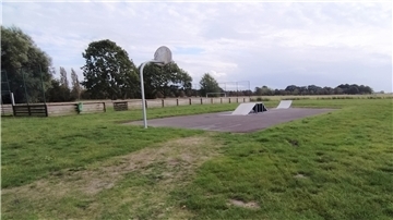 Im Anschluss an den Fußballplatz (rechts hinter dem Zaun) und rund um die Skaterbahn und das Fußballkleinfeld ist Platz genug für eine Dirtbike-Bahn.