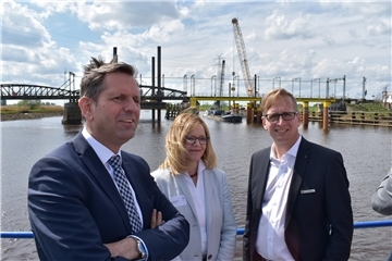 Eine Mann eine Frau ein Mann vor einer Brücke