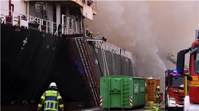 Im April fing in Bremerhaven die Ladung der „Lascombes“ Feuer. Die Feuerwehr war elf Tage lang im Einsatz.