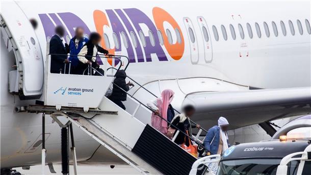 Charterflug für Flüchtlinge in dieser Woche abgesagt Im April wurden über das Resettlement-Programm Flüchtlinge aus Kairo per Flugzeug nach Hannover gebracht. (Archivbild)