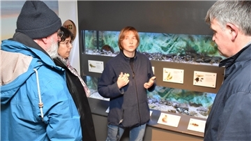 Im Aquarien-Bereich des Nationalpark-Hauses und Museums in Fedderwardersiel erläuterte Hausleiterin Dr. Anika Seyfferth Ratsmitgliedern die angestrebten Investitionen.