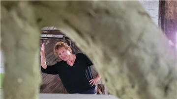 Im Atelier von Claudia Krentz im alten Dorumer Bahnhofsgebäude gibt es nicht nur Bilder, sondern auch Skulpturen wie diesen Absatzschuh aus Papier zu sehen. 