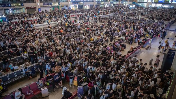 Nach Corona: Chinas Tourismus boomt zur „Goldenen Woche“ Im Bahnhof Hankou in Wuhan ist der Boom des Inlandstourismus besonders gut zu sehen.