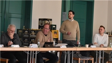 Im Bauausschuss im Rathaussaal in Burhave stellten das Vorhaben der 3. Vorsitzende der Dorfgemeinschaft Waddens, Arndt Riesebieter (rechts), und der 1. Vorsitzende, Konstantin Poustourlis (Zweiter von rechts), vor.
