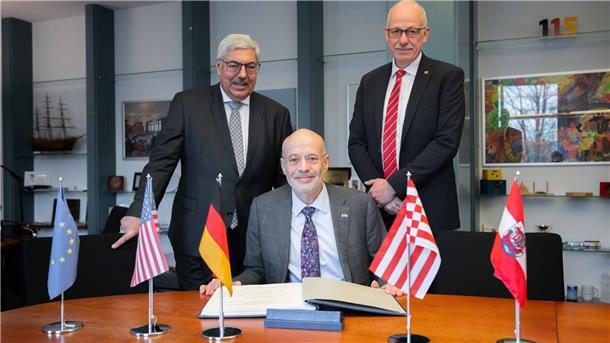 Im Beisein von Oberbürgermeister Melf Grantz (links) und Stadtverordnetenvorsteher Torsten von Haaren (rechts) trug sich der geschäftsführende US-Botschafter Alan Meltzer ins Goldene Buch der Stadt Bremerhaven ein.