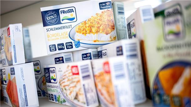 Tiefkühl-Produkte von Frosta stehen in einem Regal.
