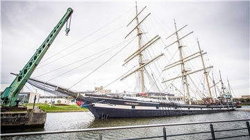 Im Bild das Museumsschiff "Seute Deern" in Schräglage nach dem Ausfall der Pumpen unter Deck zur Stabilisierung und Wasserhaltung des Schiffs.