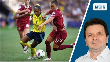 Links: Spielerinnen von Dänemark und Schweden bei der Fußball-Europameisterschaft der Frauen in der Schweiz. Rechts: NZ-Reporter Ismail Kul.