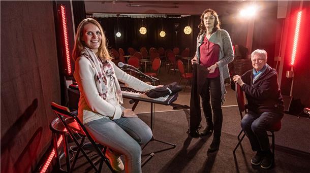 Im Bild (von links): Bianca Examitzka am Piano mit Marie Hirschmeier und Ute Seedorff zeigen die neu gestalteten Räumlichkeiten des neuen Bürger-Vereins „Die 10ne“.
