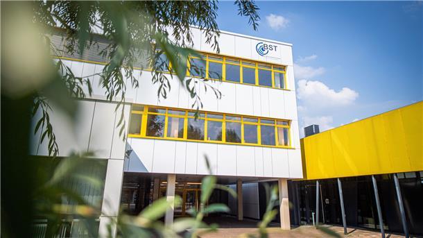 Im Blick die Berufliche Schule für Technik am Schulzentrum Carl von Ossietzky: Hier wurde die Fassade schon saniert.