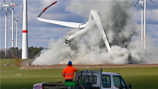 Bilder des Tages Im brandenburgischen Jacobsdorf wird eine Windenergieanlage wegen Baumängeln gesprengt. Ein baugleiches Windrad war im Jahr 2021 in Nordrhein-Westfalen eingestürzt.