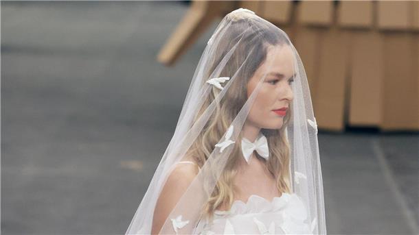 Tierskulpturen bei der Haute Couture Show von Chanel Im Brautlook bei Chanel in Paris.