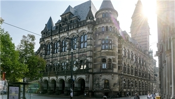 Ein altes Gebäude mit Türmchen und Verzierungen